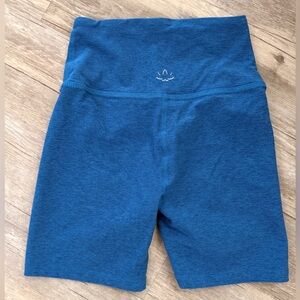 Beyond yoga biker shorts 6” inseam size small in blue